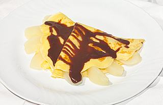 Crêpes mit Birnen und Schokosauce