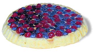 Obsttorte mit Himbeeren und Heidelbeeren