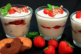 Erdbeeren auf Stracciatella- Creme